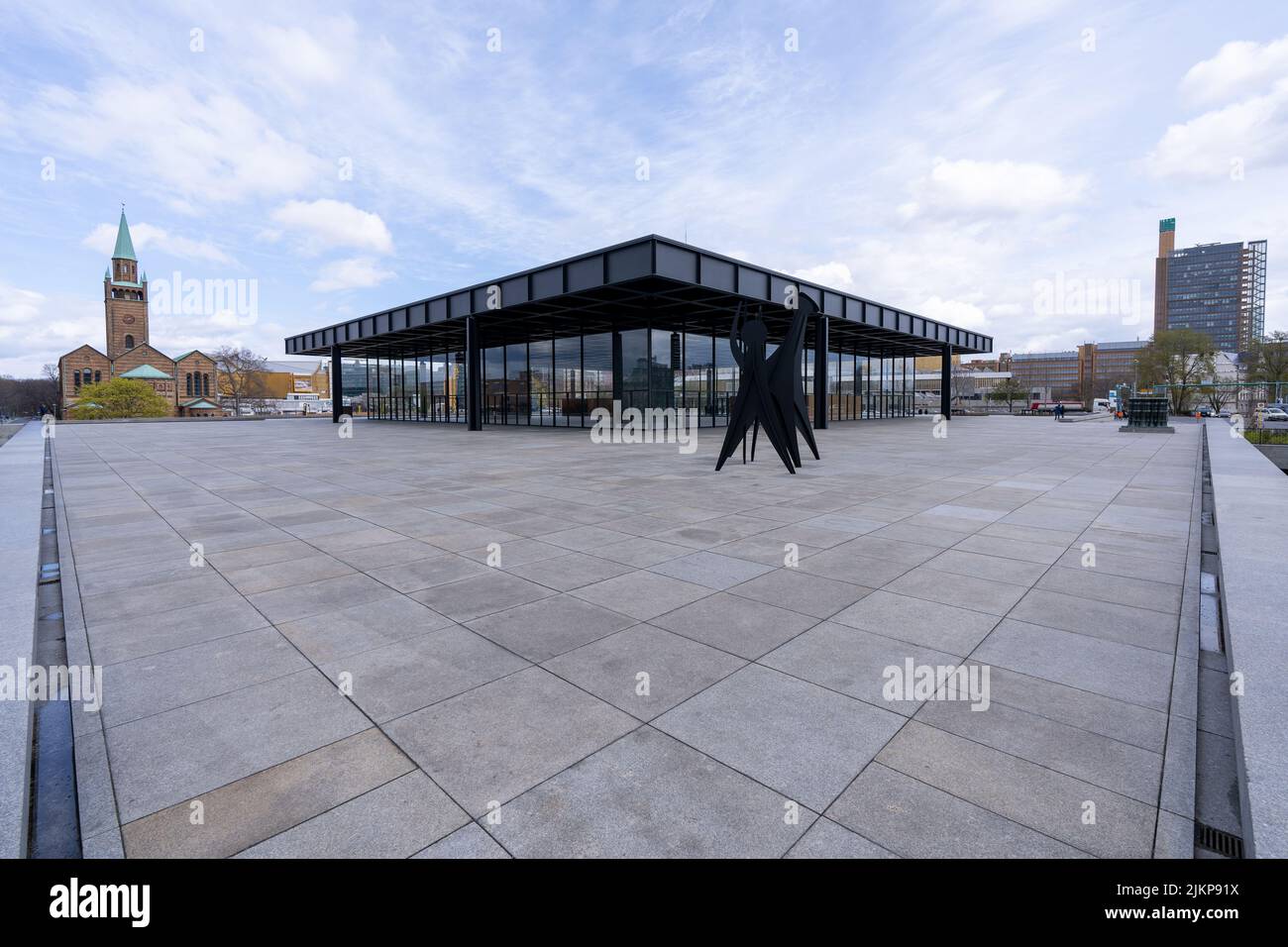 Die schöne Fassade der Neuen Nationalgalerie in Berlin, Deutschland gegen einen bewölkten Himmel Stockfoto