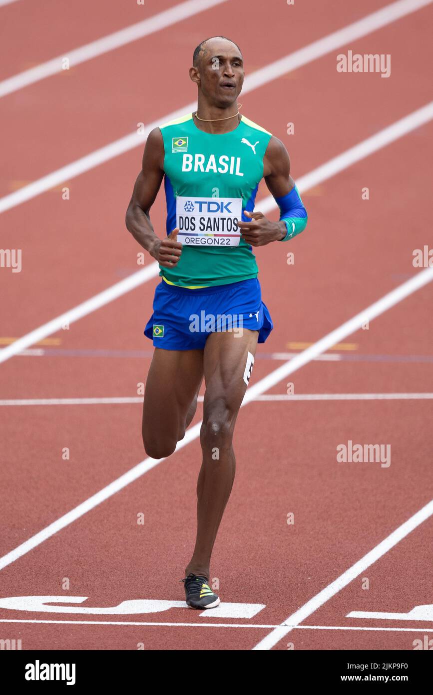 Alison Dos Santos (BRA) überquert die Linie um 49,41 Uhr in den 400-Meter-Hürden während der morgendlichen Sitzung am 2. Tag der Leichtathletik-Weltmeisterschaften oder Stockfoto