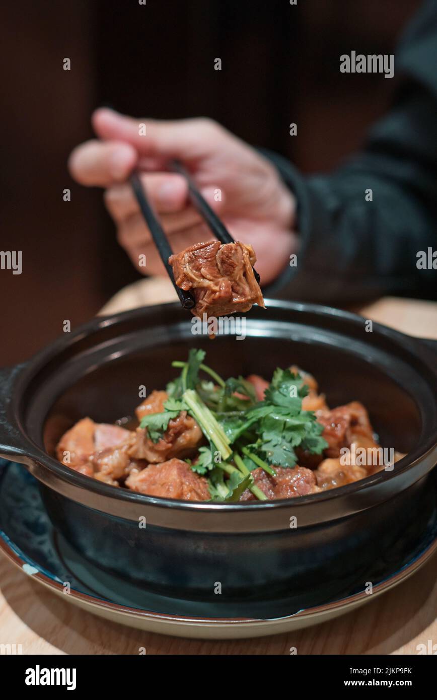 Eine Nahaufnahme eines köstlichen Rindfleischtopf in einem kantonesischen Restaurant in Macau, China Stockfoto