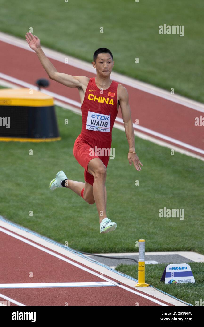 Jianan Wang (CHN) springt 27’ 5“ (8,36), um Gold im Weitsprung-Finale während der Nachmittagssession am 2. Tag der Leichtathletik-WM O zu drehen Stockfoto