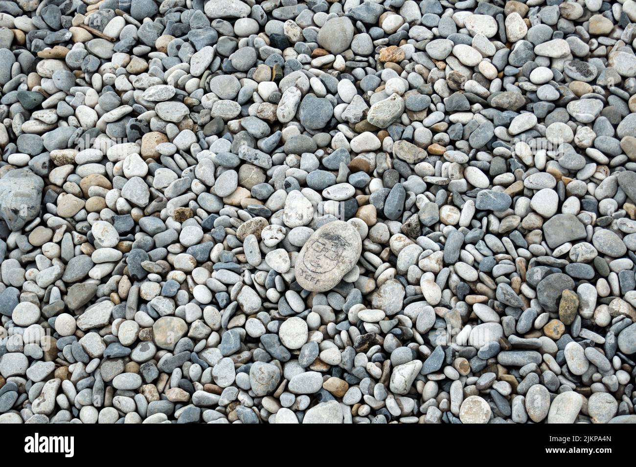 Ein Blick von oben auf Steine am Strand Stockfoto