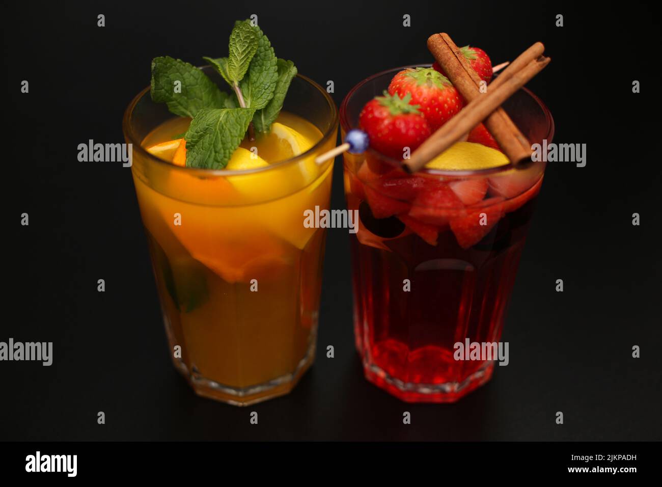 Eine Nahaufnahme von erfrischenden Getränken mit Erdbeere, Limette und Zimt Stockfoto