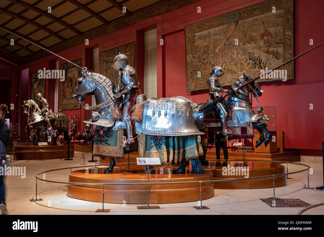 Rüstung von Rittern und mittelalterlichen Pferden im Museum des Königspalastes von Madrid. Stockfoto