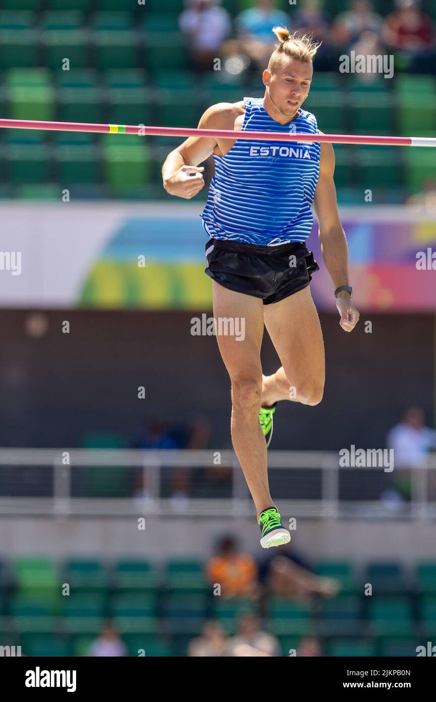 Maicel Uibo (EST) räumt am 10. Tag der Leichtathletik-Weltmeisterschaften Oregon2 am Vormittag 17-4 1/2 (5,30) im Zehnkampf-Stabhochsprung Stockfoto