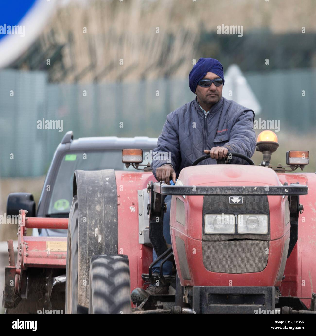 Kleiner und moderner roter Traktor in der Stadt. Massey Ferguson-Modell Stockfoto