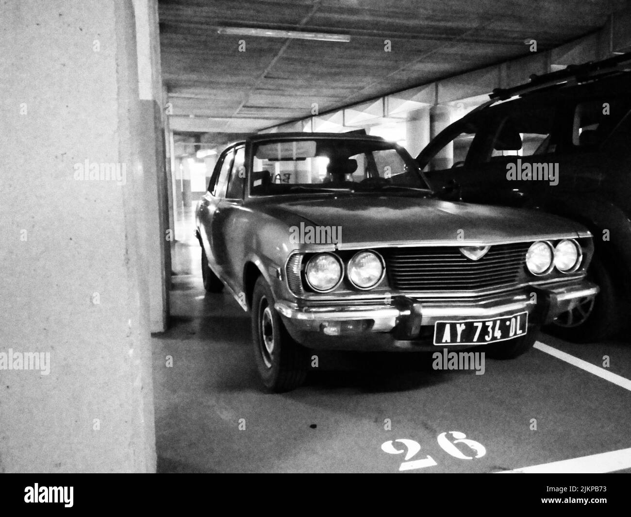 Sehr altes und seltenes japanisches Auto, das auf dem Parkplatz abgestellt wurde, Mazda Capella 616 Stockfoto