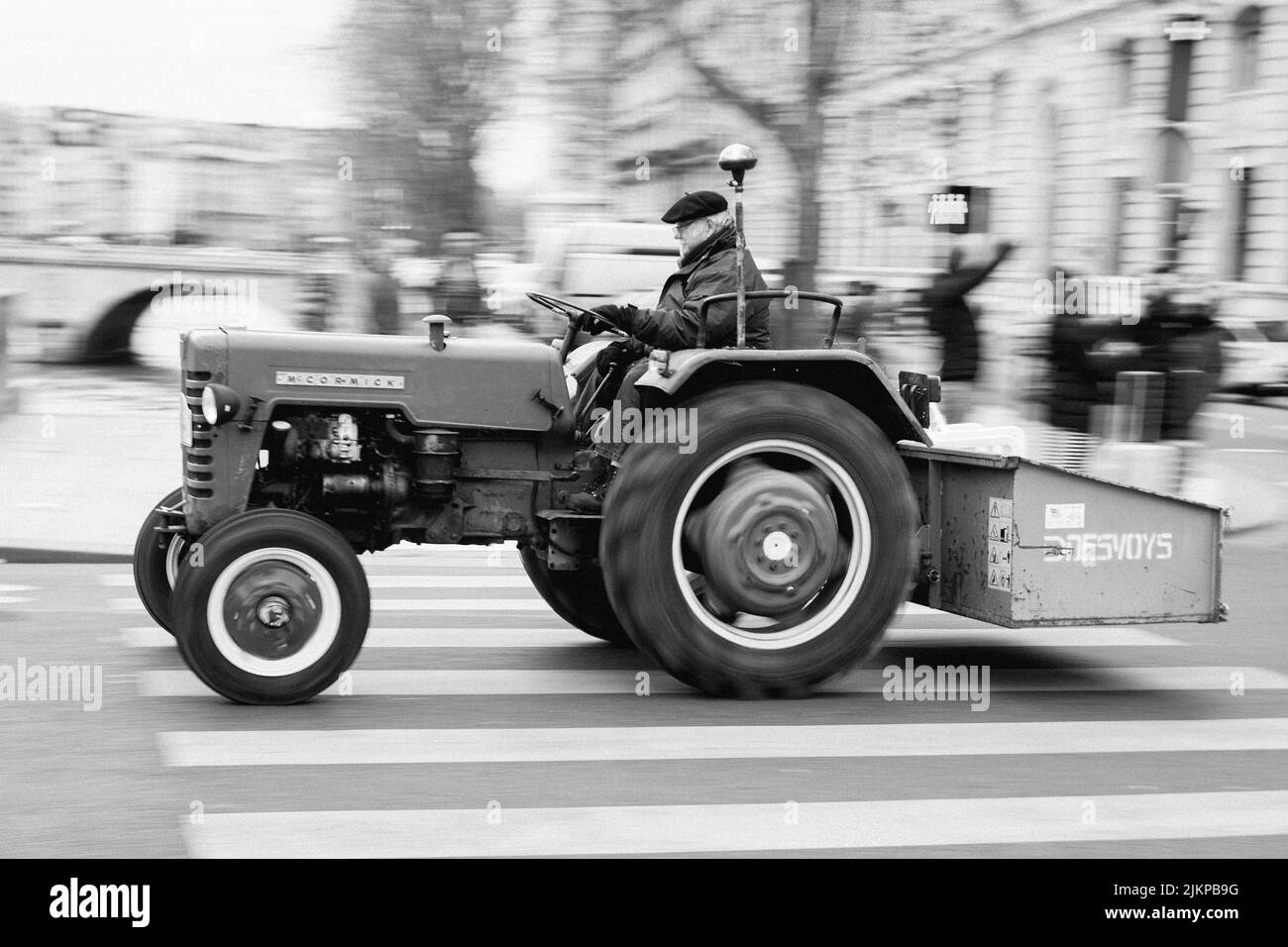 Alter roter Traktor in der Stadt, klassisches Modell Mc Cormick Stockfoto