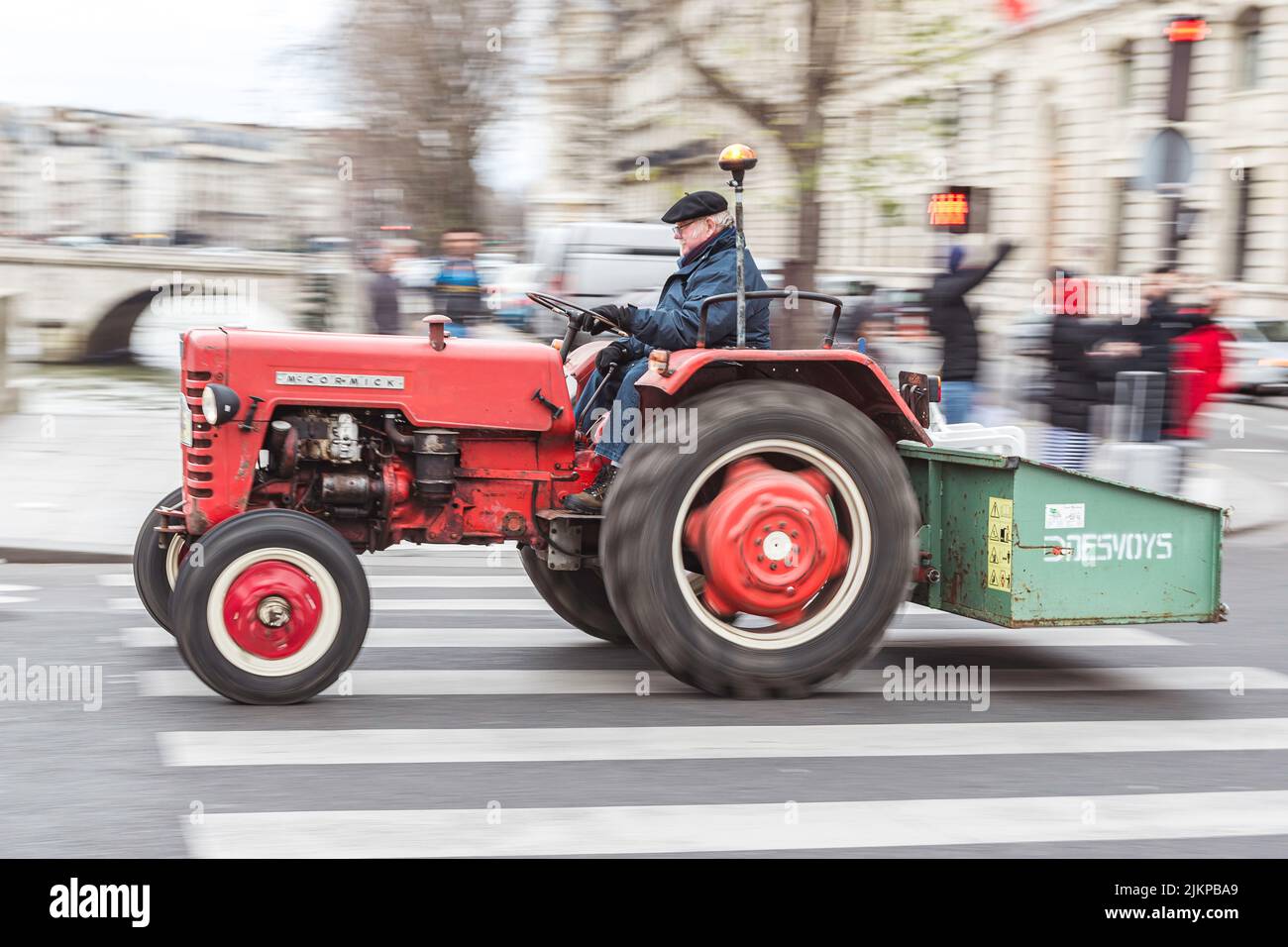 Alter roter Traktor in der Stadt, klassisches Modell Mc Cormick Stockfoto