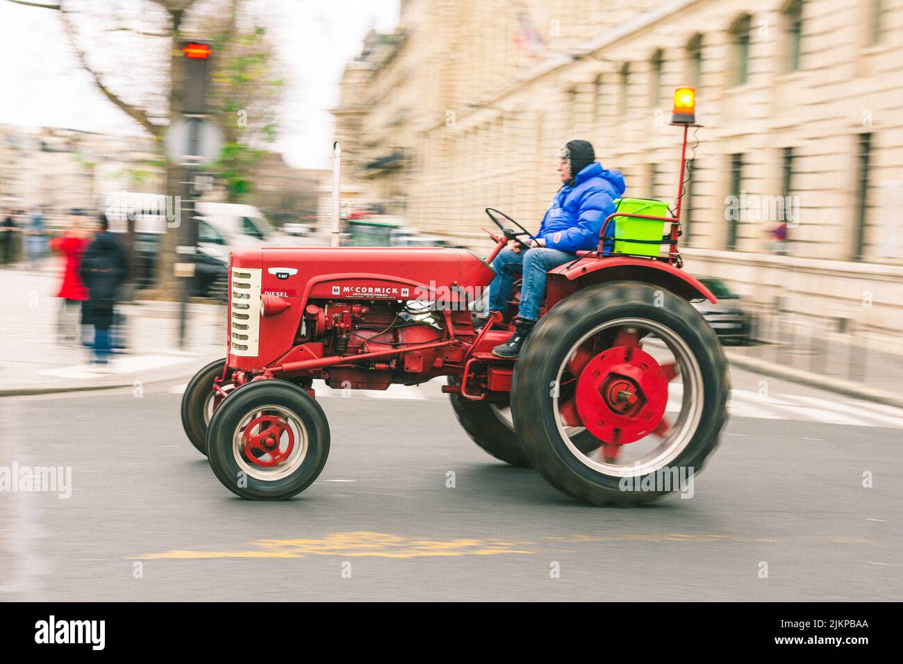 Alter roter Traktor in der Stadt, klassisches Modell Mc Cormick Stockfoto