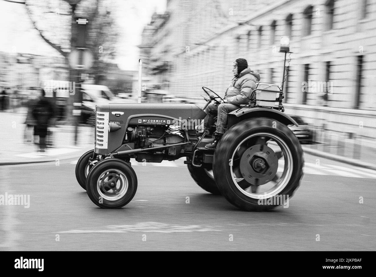 Alter roter Traktor in der Stadt, klassisches Modell Mc Cormick Stockfoto