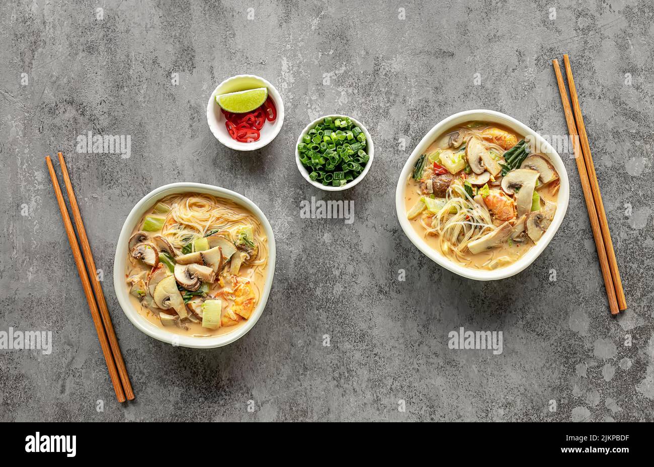 Zwei Schüsseln mit Laksa-Noodle, würziges Glasnudelgericht, das in Südostasien beliebt ist. Stockfoto