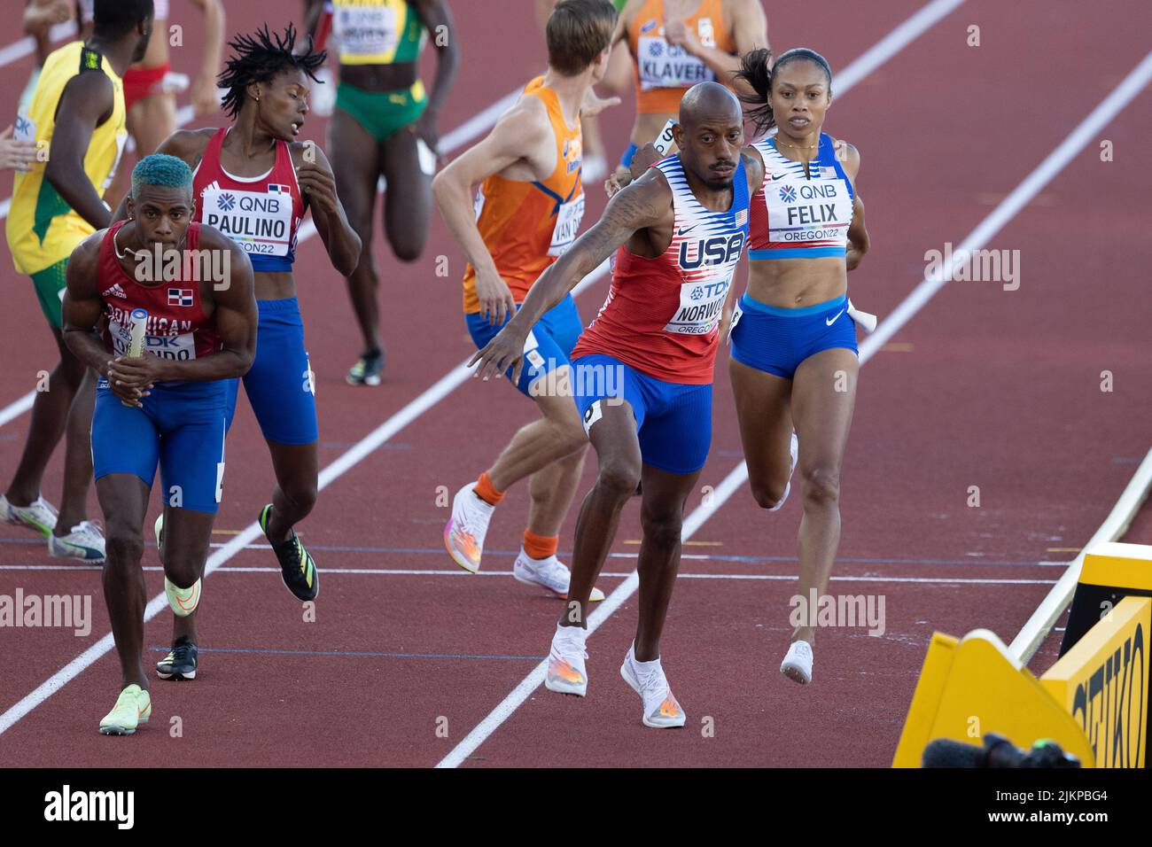 Allyson Felix (USA) übergibt den Staffelstab an Vernon Norwood (USA) in der 4 x 400 gemischten Staffel und gewinnt am Nachmittag Bronze mit einer Zeit von 3:10,16 Stockfoto