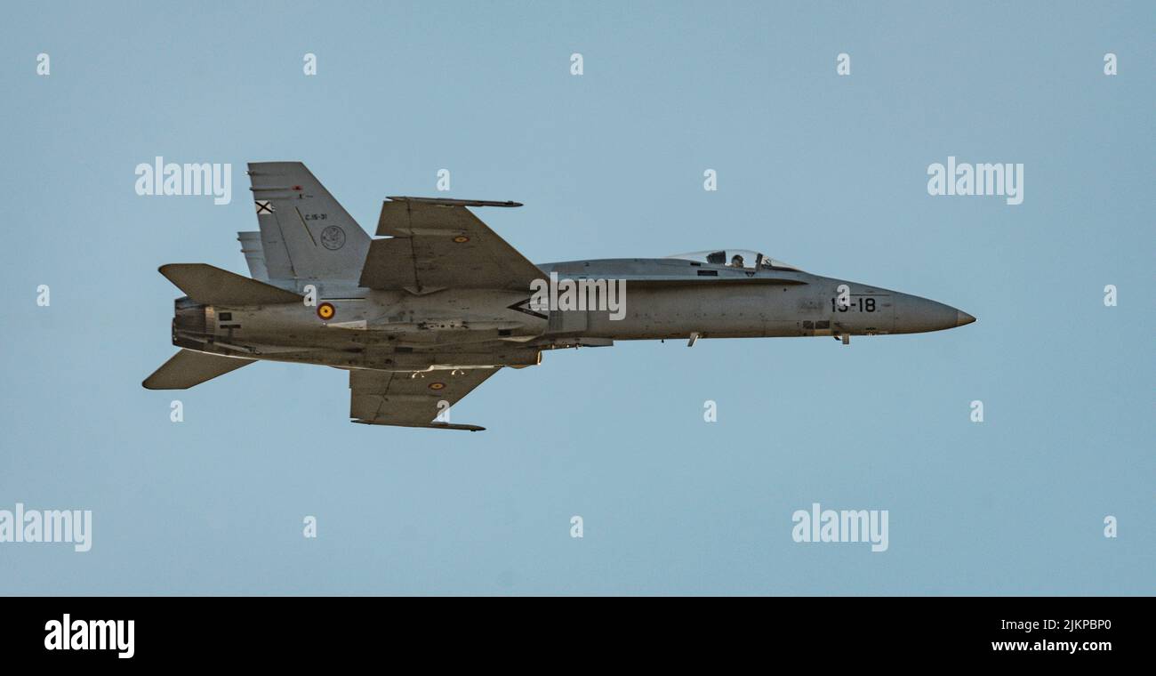 Klassisches Kriegsarmee-Flugzeug am Himmel. EF-18A HORNET C 15-28 Stockfoto