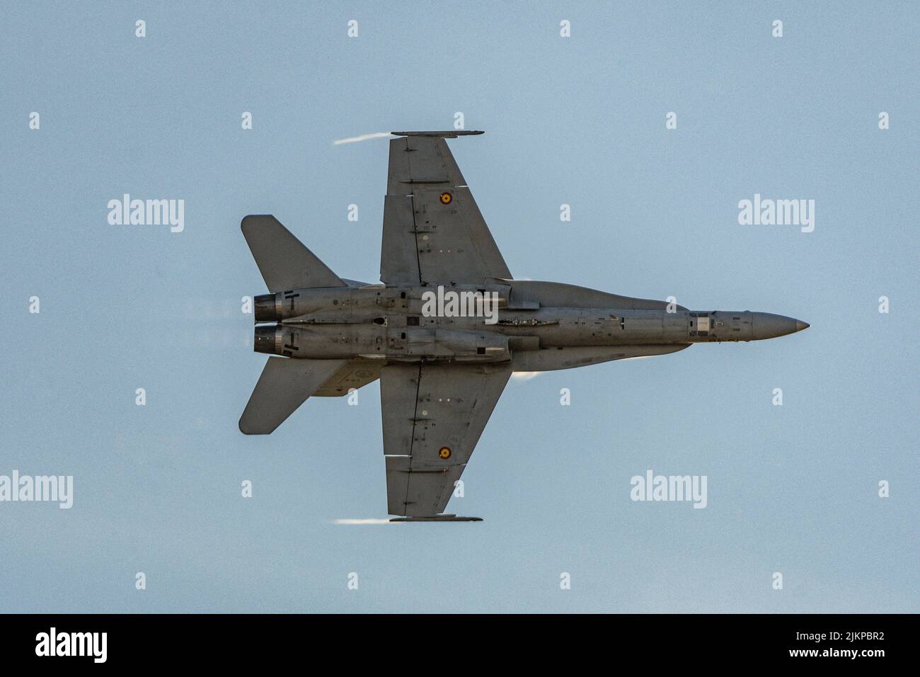 Klassisches Kriegsarmee-Flugzeug am Himmel. EF-18A HORNET C 15-28 Stockfoto