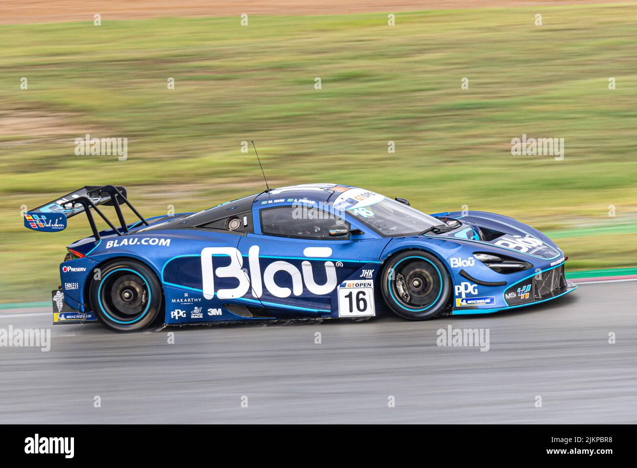 Superschnelles Auto auf der Strecke an bewölkten und regnerischen Tagen, McLaren 720s Stockfoto