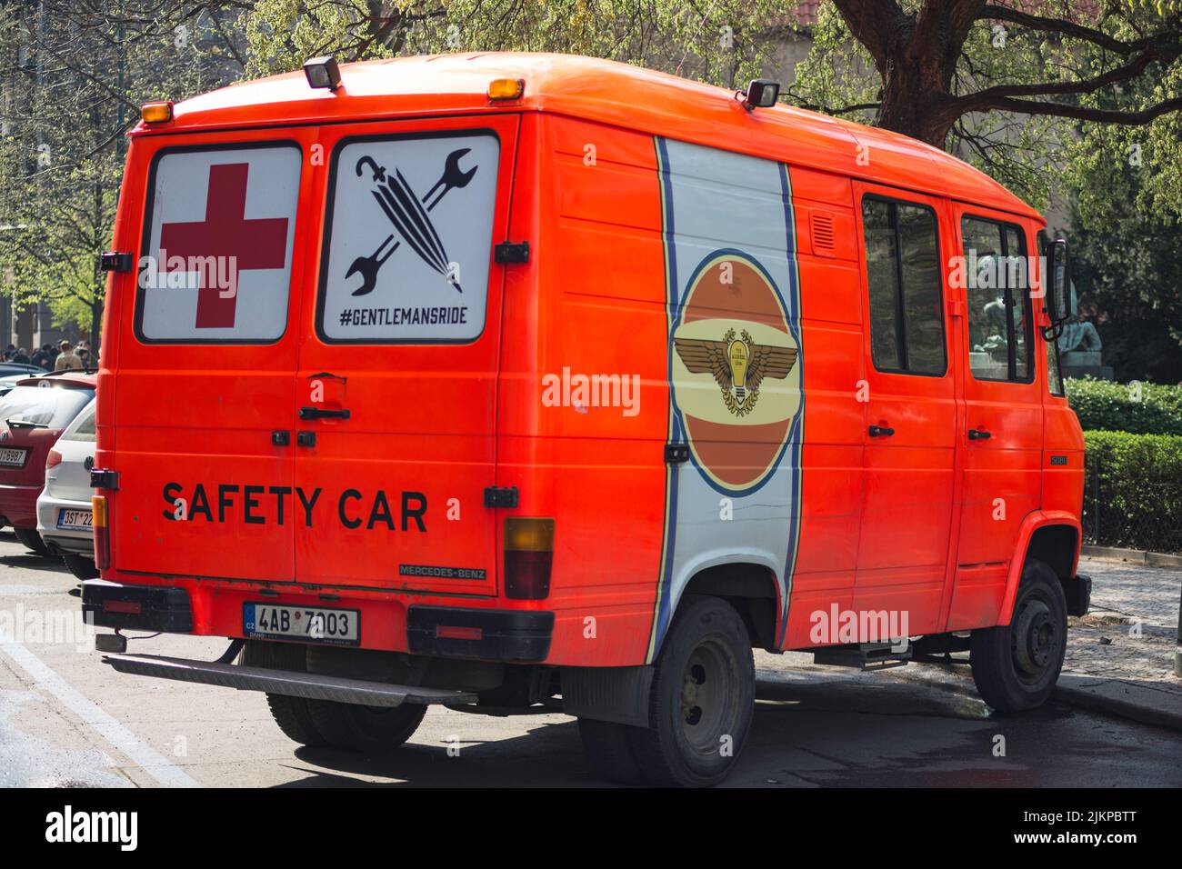 Alter Van in der Stadt geparkt, seltenes modifiziertes Modell Mercedes Benz 580D Stockfoto