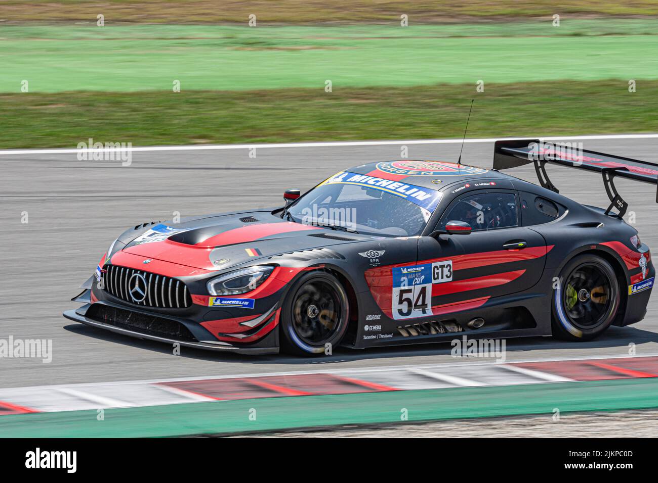 Schneller Rennwagen auf nasser Piste, Mercedes Benz AMG GT3 Stockfoto