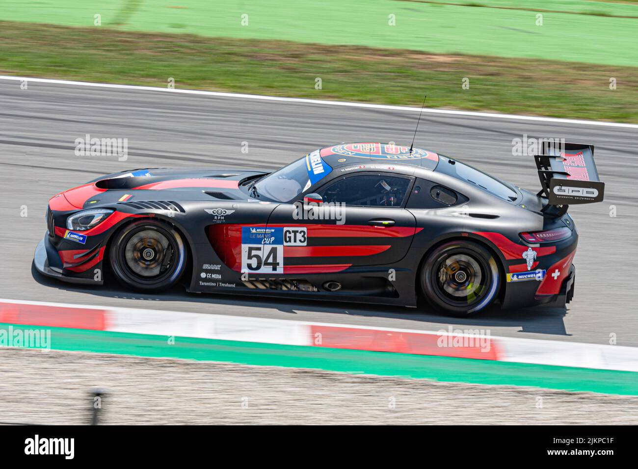 Schneller Rennwagen auf nasser Piste, Mercedes Benz AMG GT3 Stockfoto