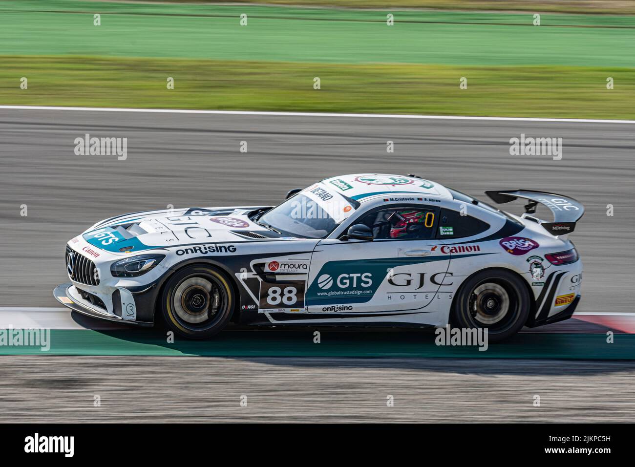 Schneller Rennwagen auf nasser Piste, Mercedes Benz AMG GT4 Stockfoto