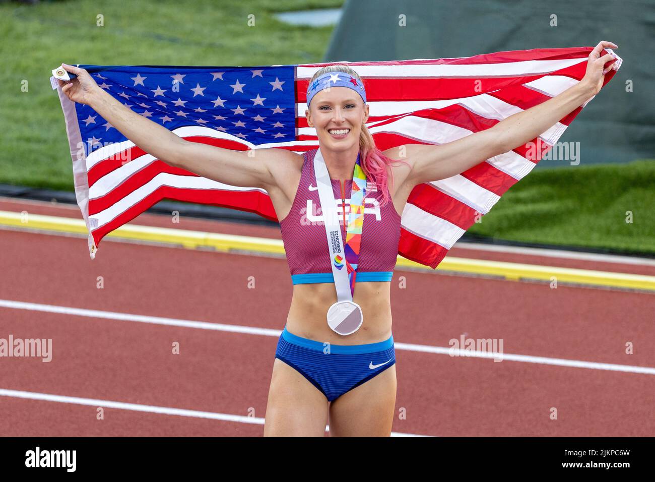 Sandi Morris (USA) posiert mit der Silbermedaille im Stabhochsprung während der Nachmittagssession am 3. Tag der Leichtathletik-Weltmeisterschaften Oregon22, Stockfoto