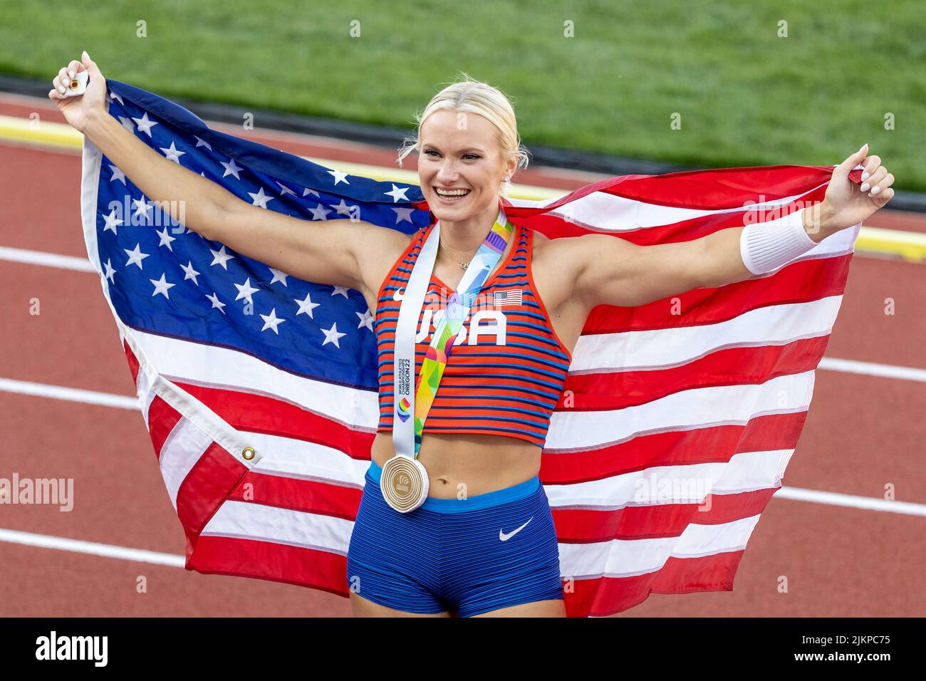 Katie Nageotte (USA) posiert mit der Goldmedaille, nachdem sie während der Nachmittagssession am 3. Tag der Leichtathletik-Weltmeisterschaften den Stabhochsprung gewonnen hat Stockfoto