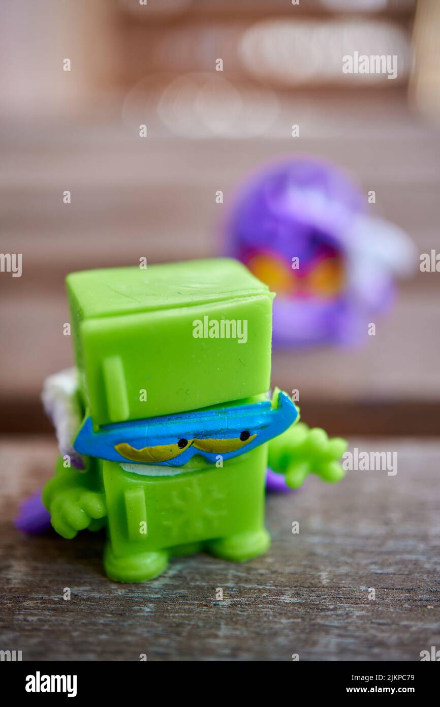 Eine vertikale Nahaufnahme einer Spielzeugfigur der Marke Super Things in Form eines Kühlschranks vom Bösewicht-Team Stockfoto