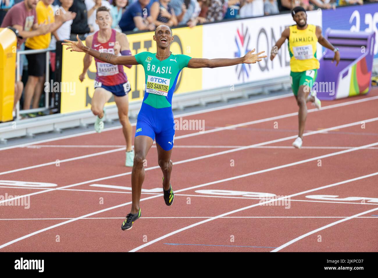 Alison Dos Santos (BRA) feiert seine Position als 400-Meter-Hürdenweltmeister mit einer Rekordzeit von 47,29 Jahren am Nachmittag Stockfoto