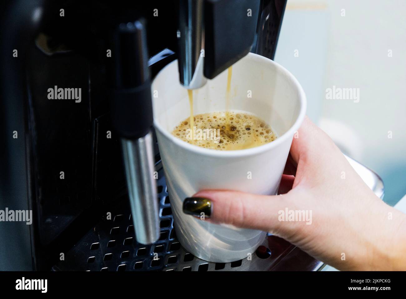 Eine Maschine für die Zubereitung von starkem Kaffee zu Hause. Köstlicher Kaffee. Stockfoto