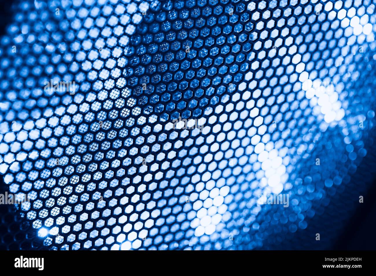 PC-Kühlerlüfter in schwarzem Desktop-Gehäuse mit blauer LED-Beleuchtung Stockfoto