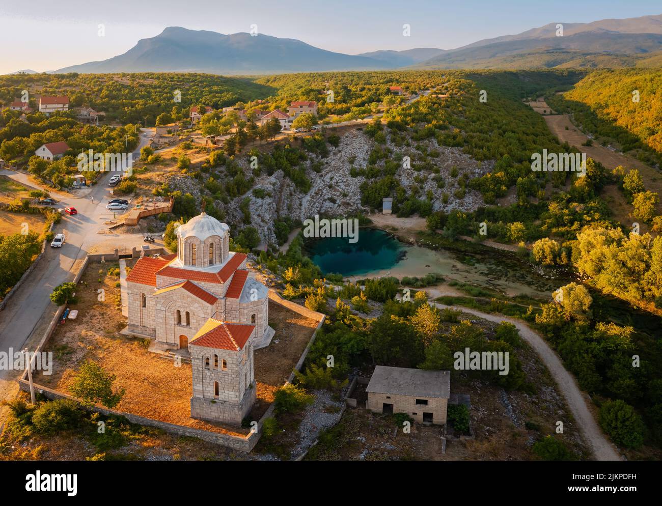 Die Quelle des Flusses Cetina, bekannt als das Auge der Erde, ist eine unglaubliche Karstquelle