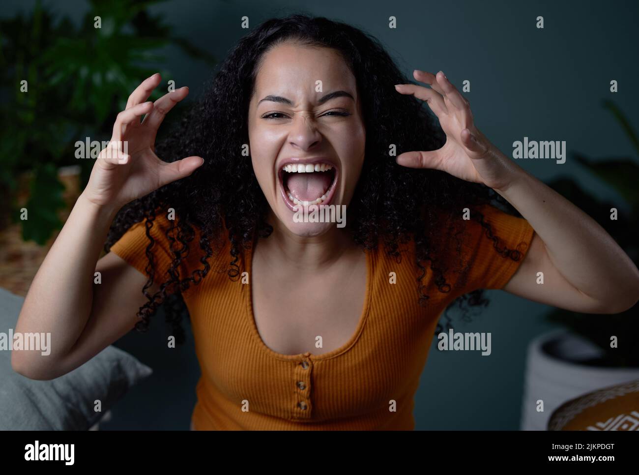 Wie konntest du mir das anstellen? Eine junge Frau, die sich zu Hause wütend fühlt. Stockfoto