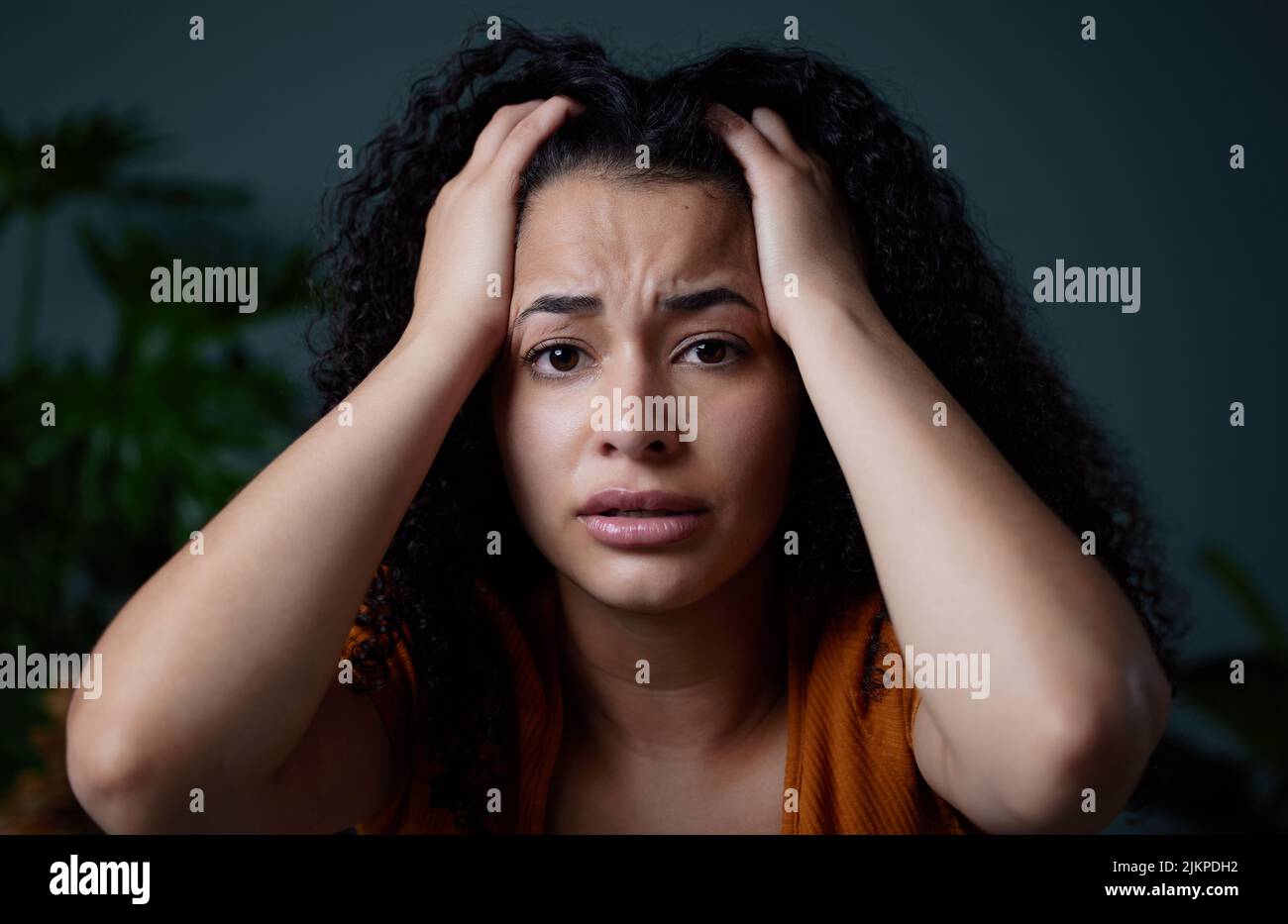 Was mache ich jetzt. Eine junge Frau, die sich zu Hause unglücklich fühlt. Stockfoto