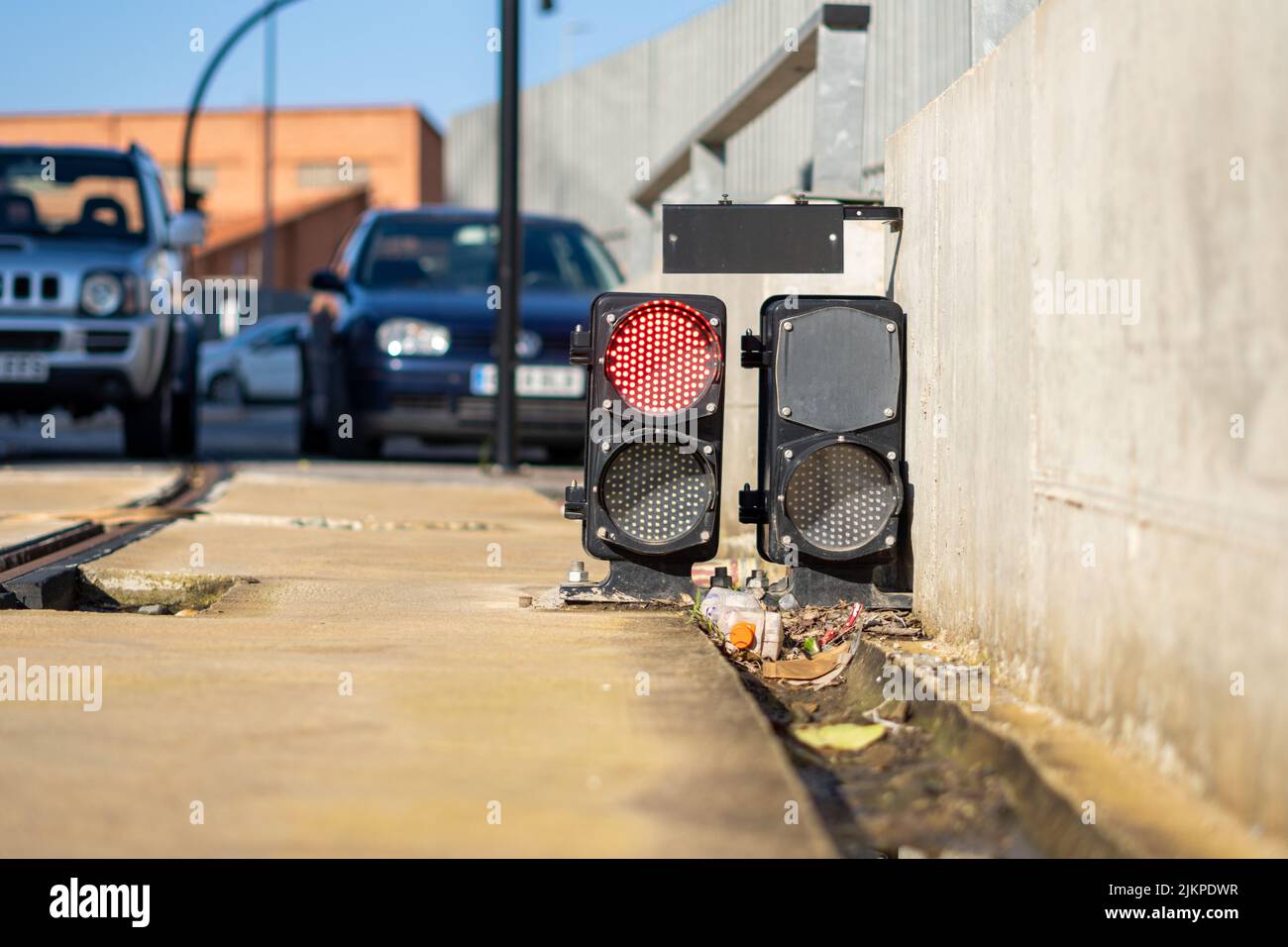 Die kaputten Ampeln am Boden Stockfoto