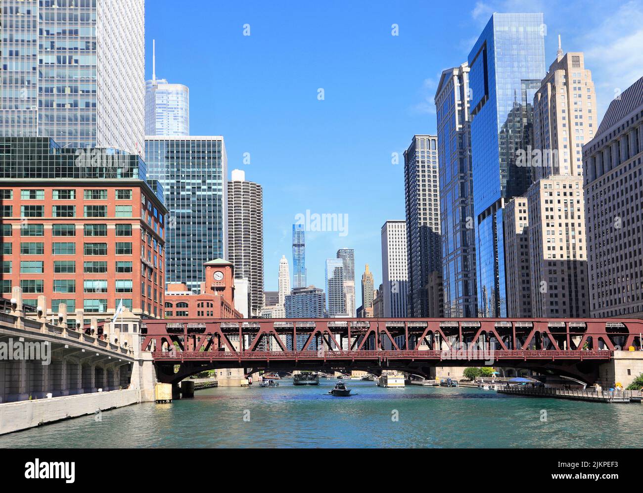 Chicago River, Wells Street Bridge und Skyline Stockfoto