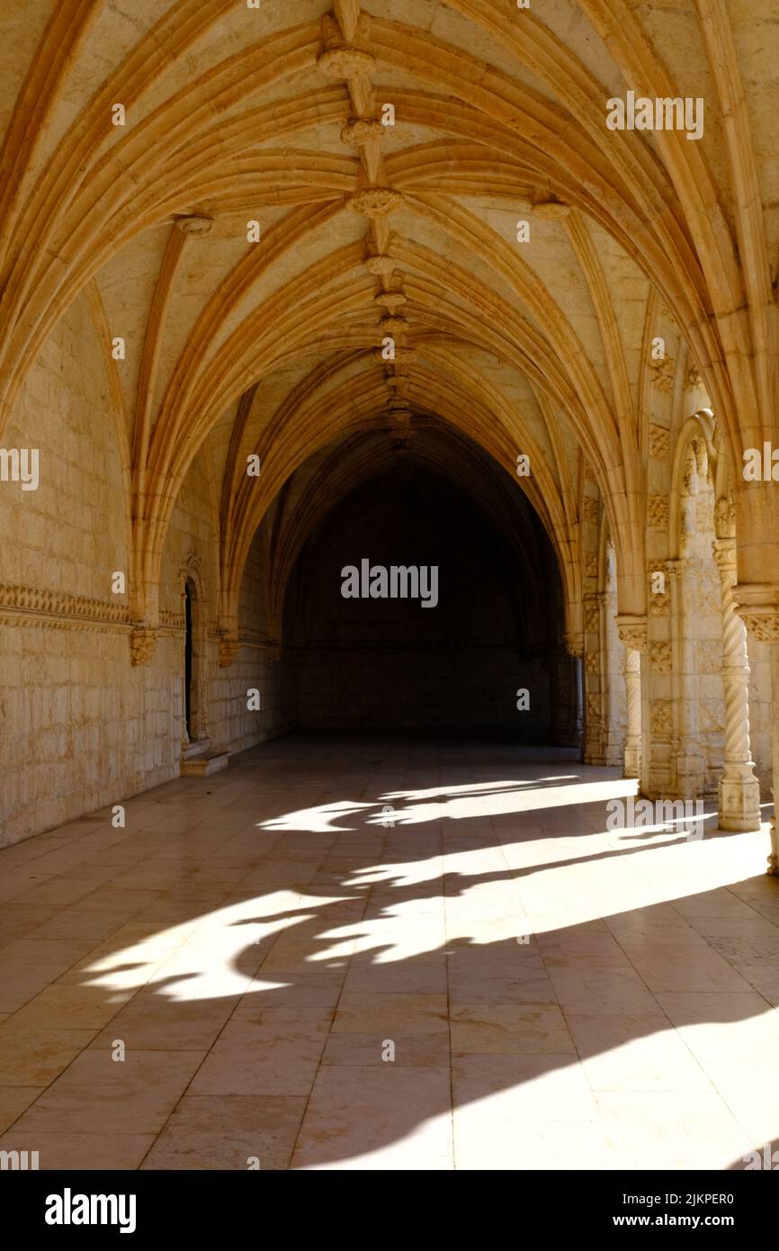 Eine vertikale Aufnahme der Innenräume eines antiken Gebäudes in Portugal Stockfoto