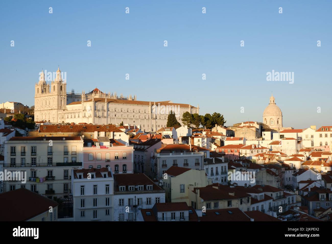 Eine schöne Aufnahme eines Stadtbildes mit ähnlichen Gebäuden in Portugal Stockfoto