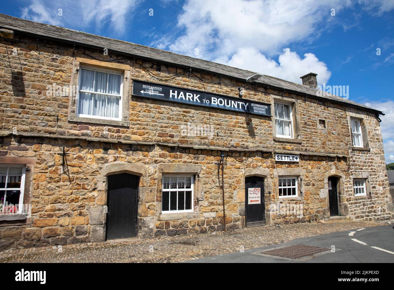 Hark to Bounty Coaching Inn öffentlichen Haus in Slaidburn Dorf, Forest of Bowland, Lancashire, England, UK Sommer 2022 Stockfoto
