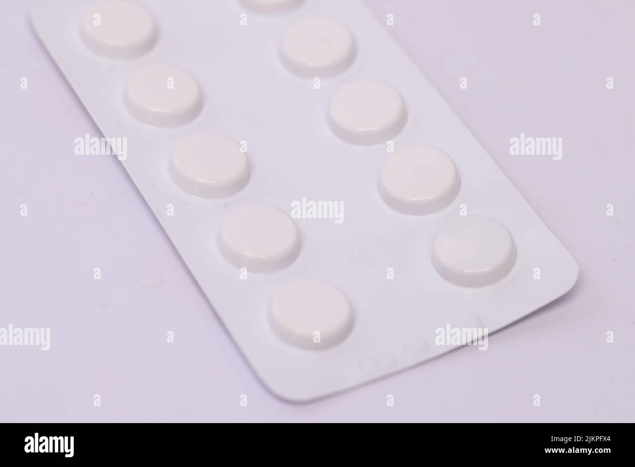 Eine Nahaufnahme von Pillen in einer Blisterpackung, isoliert auf weißem Hintergrund. Stockfoto