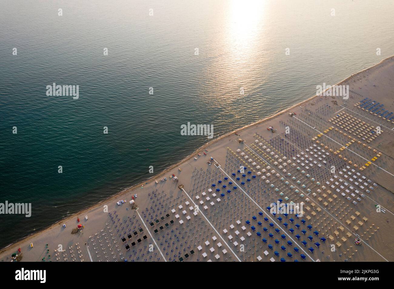 Luftaufnahme des ausgestatteten Strandes von Viareggio Toskana am späten Nachmittag fotografiert Stockfoto