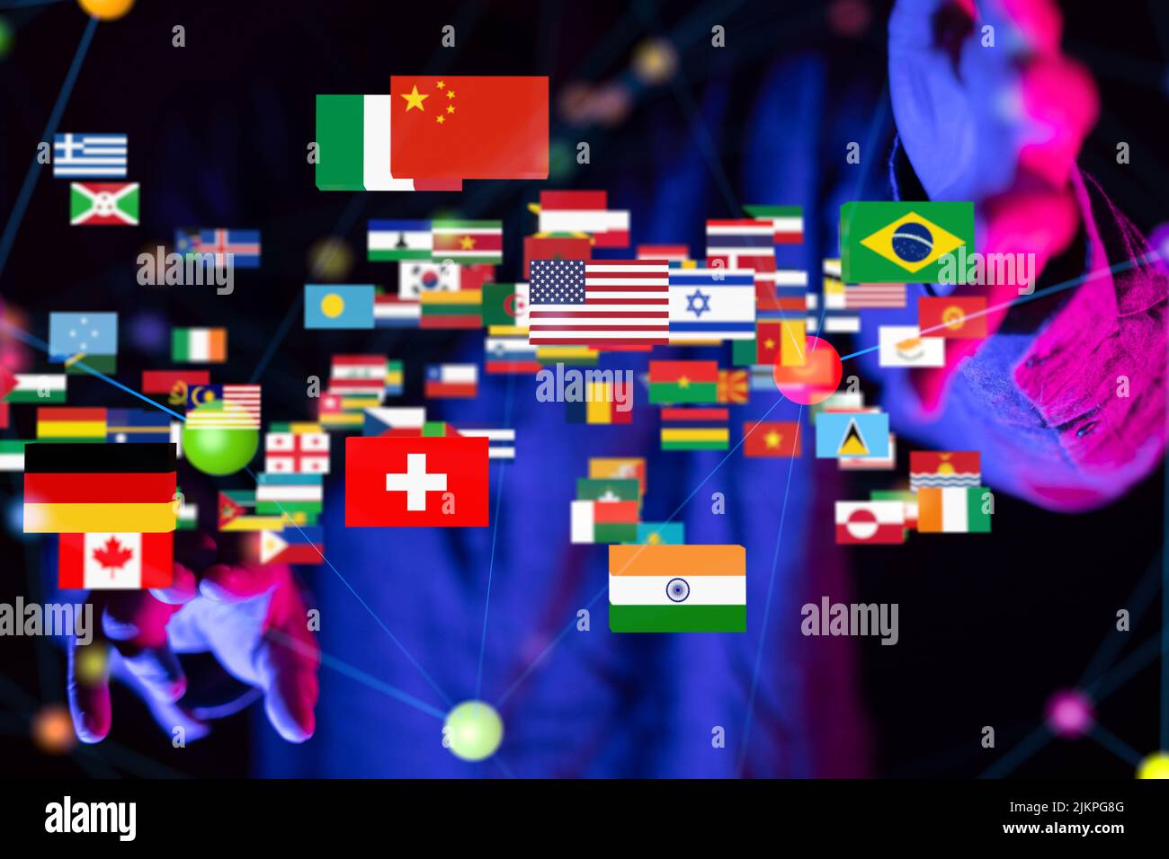 Die Flaggen der Welt Staaten im Hintergrund einer Person in der Präsentation Stockfoto