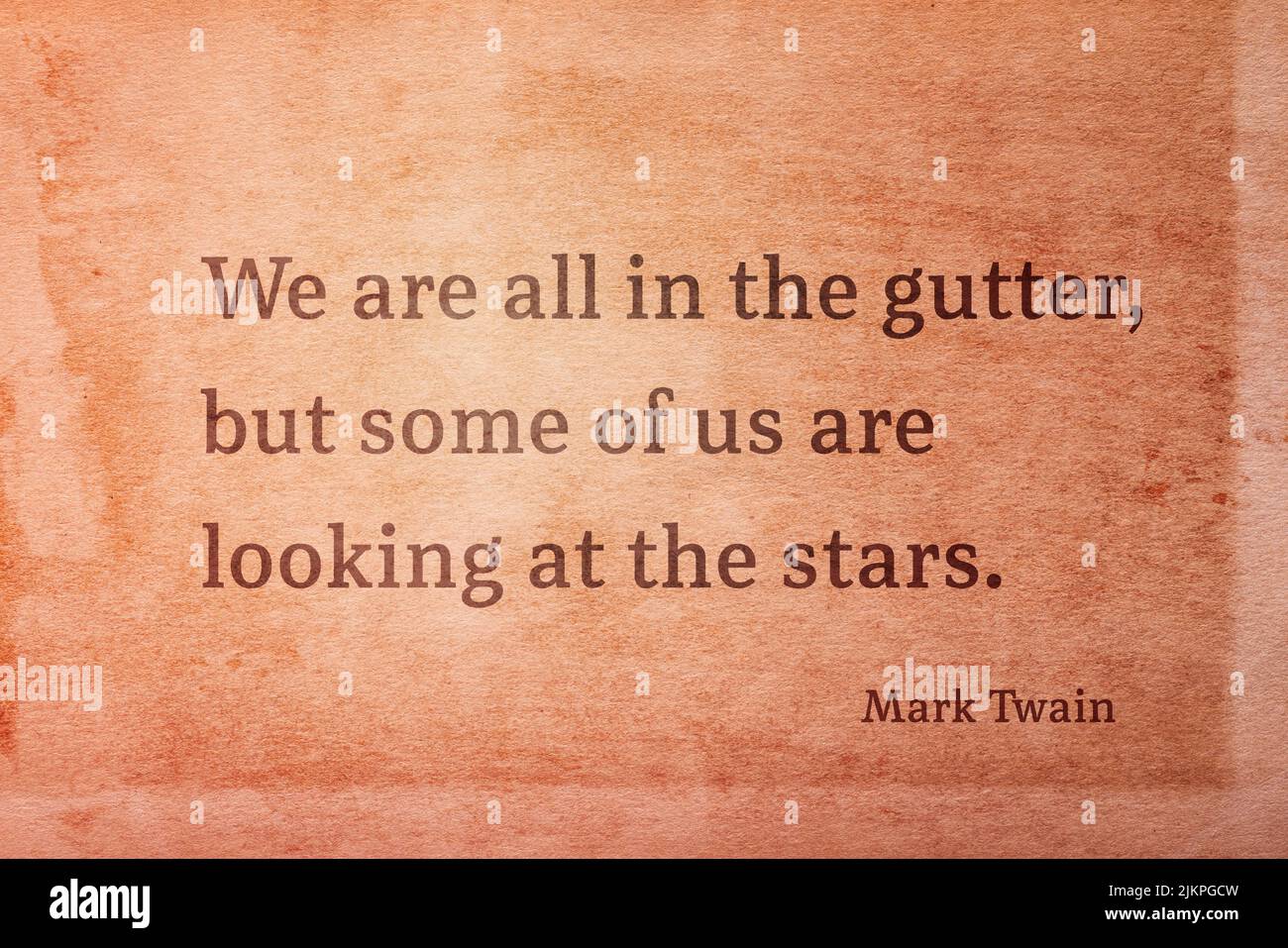 Wir sind alle in der Rinne, aber einige von uns schauen auf die Stars - der berühmte amerikanische Schriftsteller Mark Twain Zitat gedruckt auf Vintage Grunge Papier Stockfoto