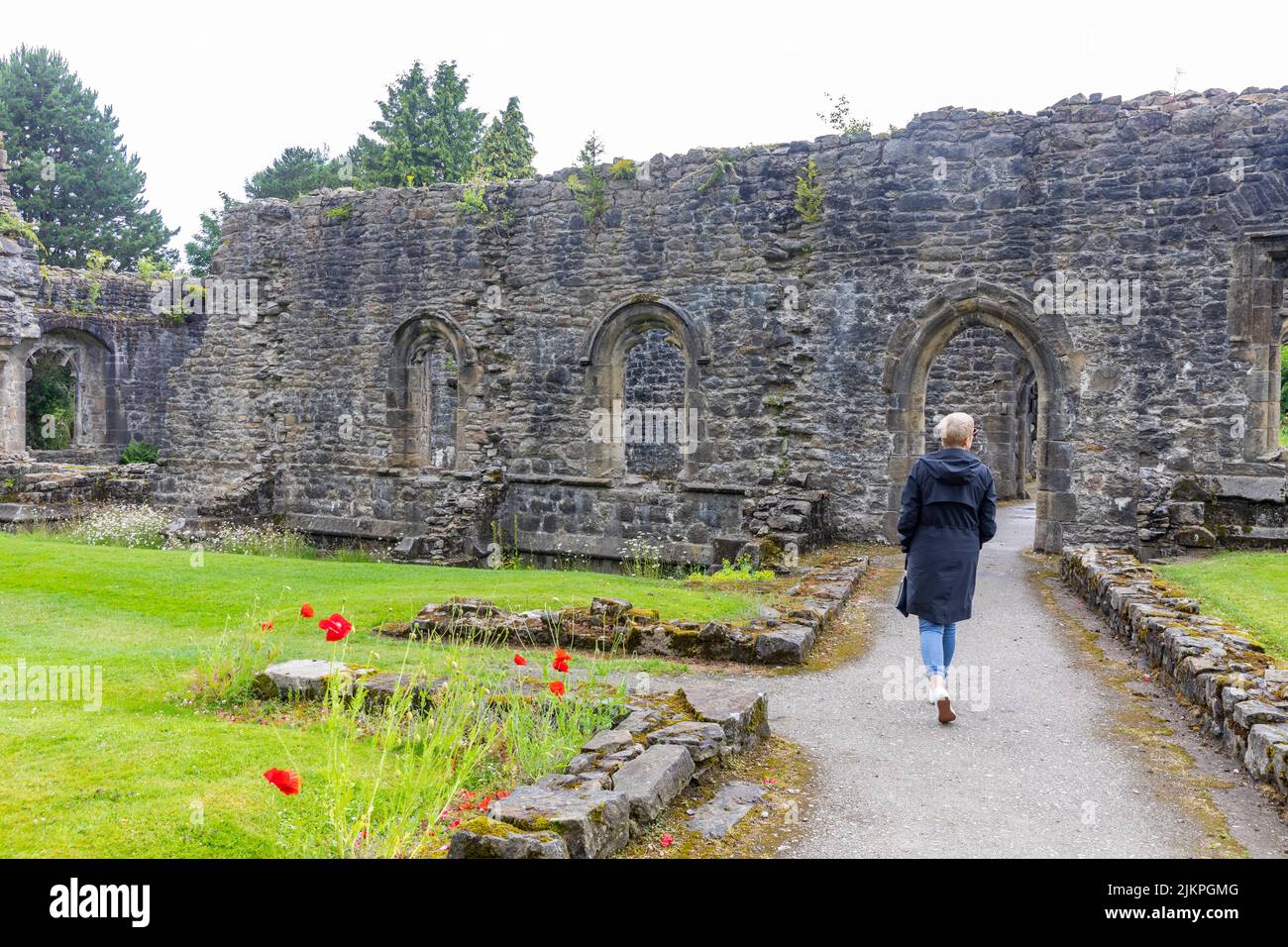 Whalley Abbey Ruinen und Gelände in Lancashire, Model freigelassene Frau 50-53, Touren durch das Gelände, Lancashire, England, Großbritannien Stockfoto