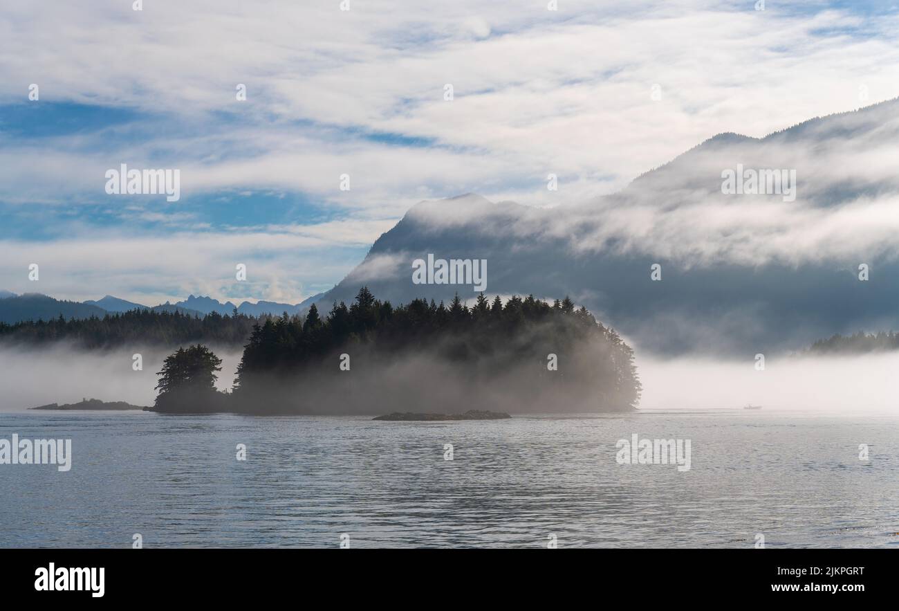 Kieferninseln und Meares-Inseln im Nebel und Nebel von Tofino aus gesehen, Vancouver Island, Kanada. Stockfoto