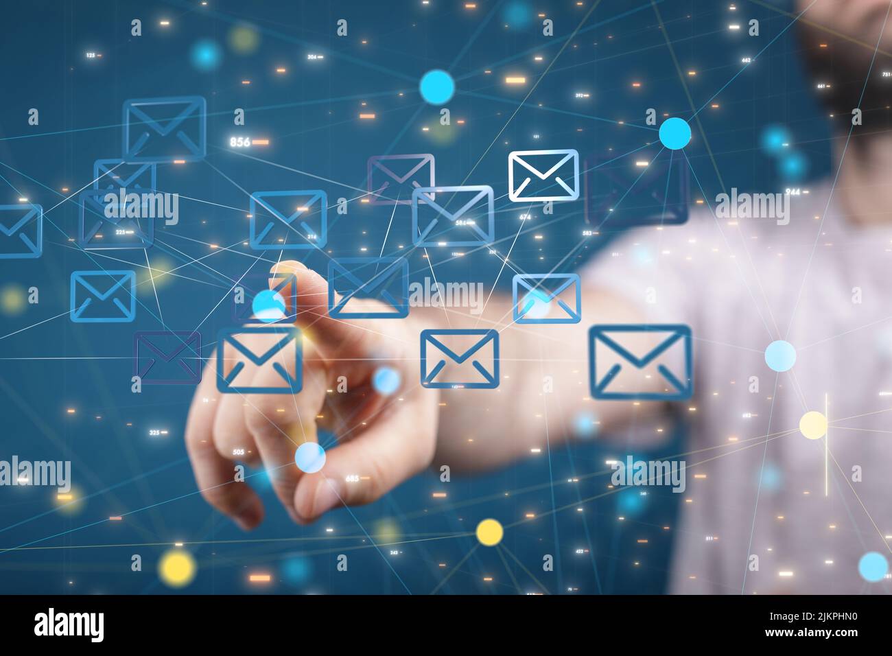 Eine Nahaufnahme einer Hand, die 3D gerenderte E-Mail-Symbole auf einem blauen Hintergrund berührt, ein Netzwerkkonzept Stockfoto