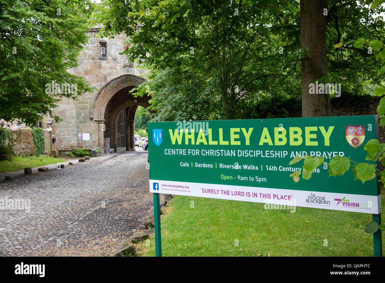 Eintritt zu den Ruinen und dem Gelände der Walley Abbey über das Torhaus, Walley Village, Lancashire, England, UK Sommer 2022 Stockfoto