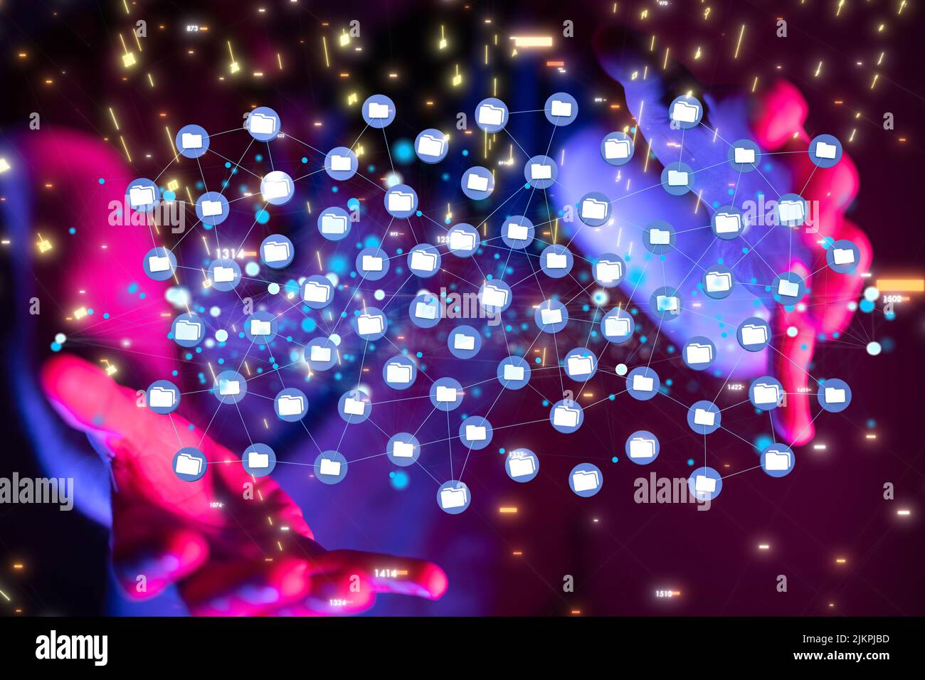 Ein digitales Datennetzwerk mit vielen blauen Dateien in den Händen und dunkelrot im Hintergrund Stockfoto