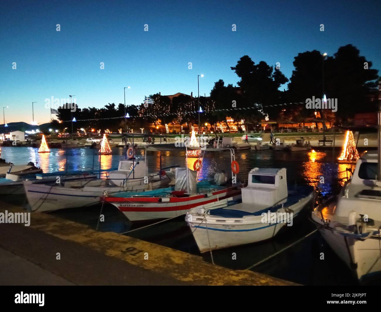 Eine Nahaufnahme von Meeresdekorationen für Weihnachten und Booten in einem griechischen Fischerhafen Stockfoto