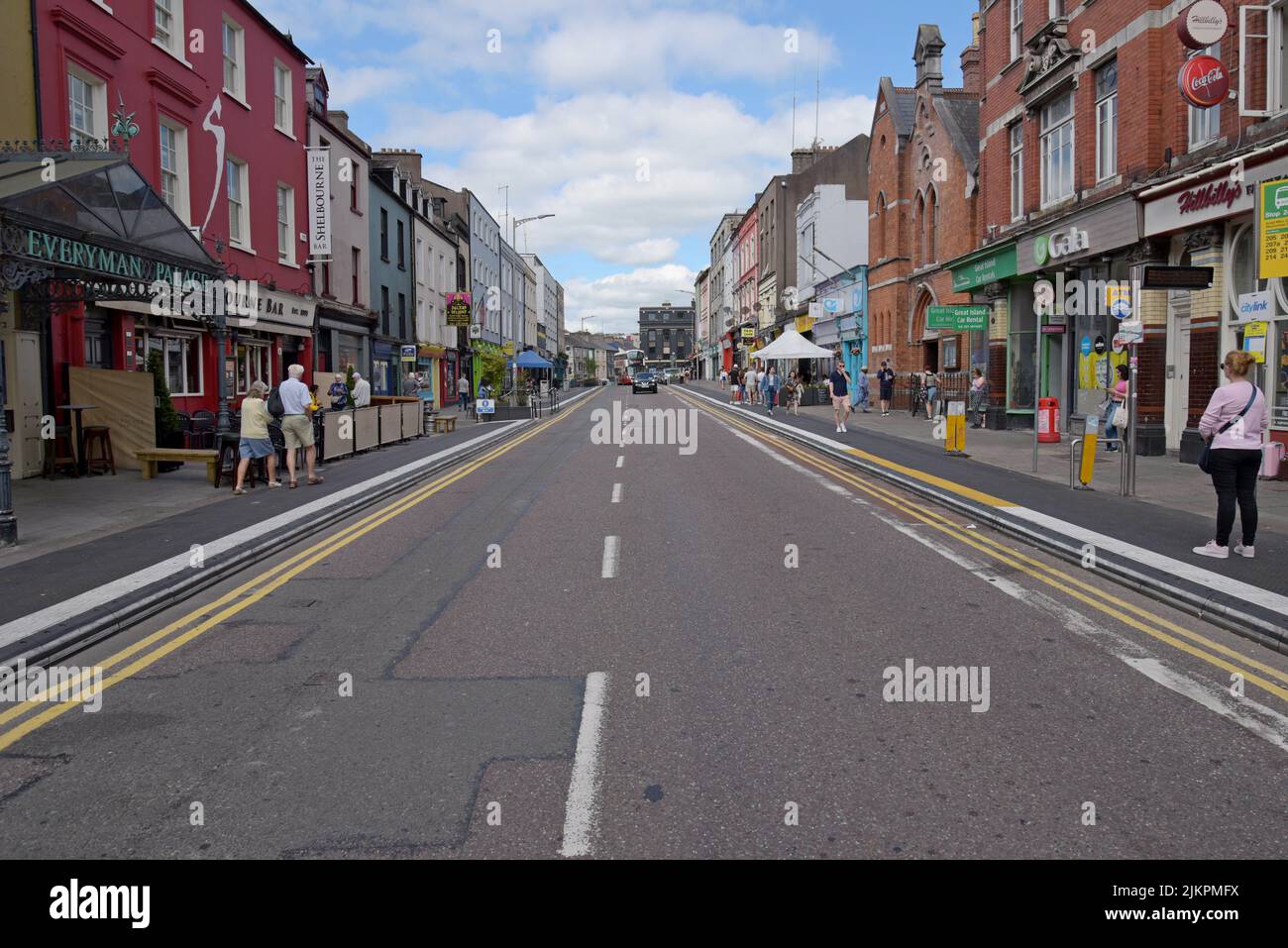 People Dining at On the Streets of Cork City, Irland, Juli 2022 Stockfoto