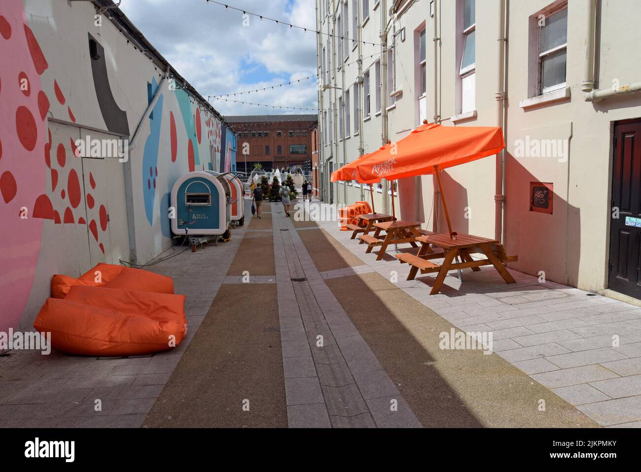 Sitzsäcke und Tische als Restaurant- und Trinkplätze im Freien in Cork, Irland, Juli 2022 Stockfoto