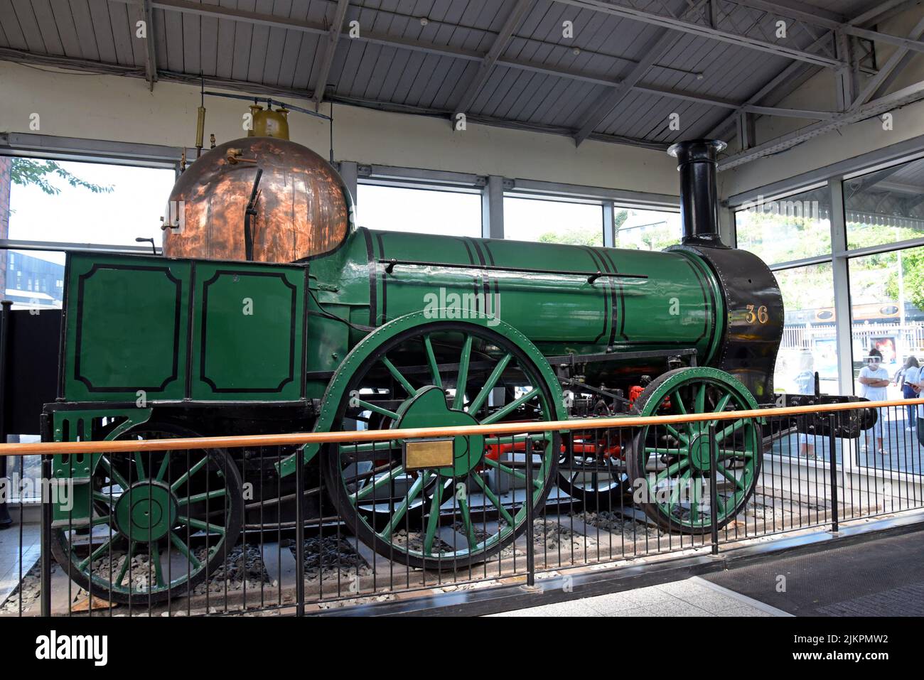 Lokomotive Nr. 36, eine historische Dampflokomotive der Irish Railways, gebaut 1847, wird im Cork Kent Station, County Cork, Irland, ausgestellt Stockfoto
